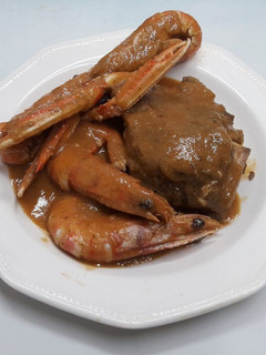 Una foto de Carrillada de cerdo con langostinos y cigalas