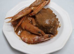 Una foto de Carrillada de cerdo con langostinos y cigalas