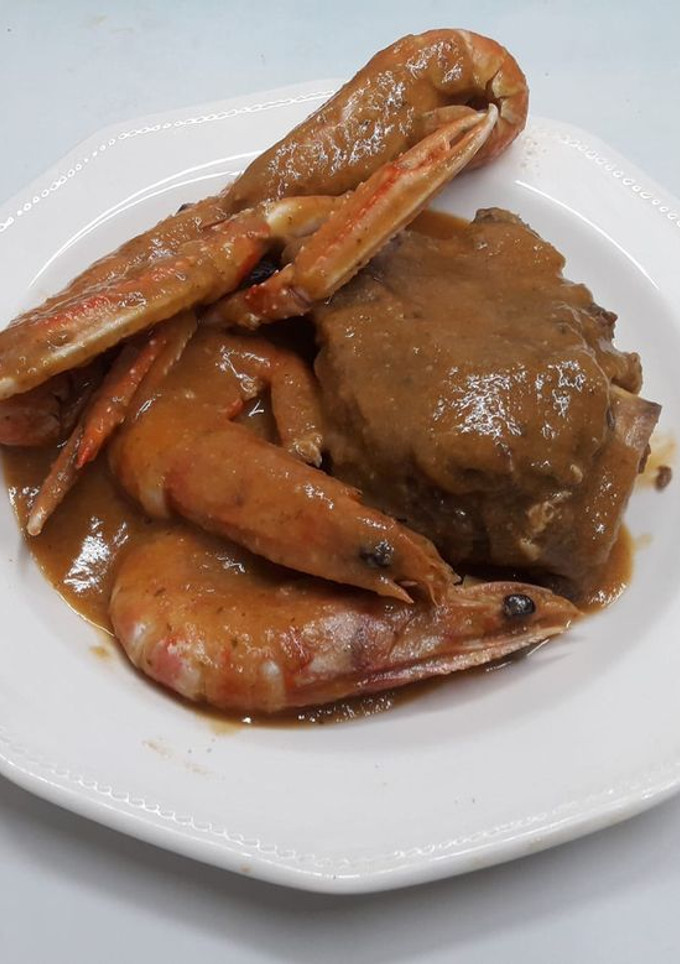 Una foto de Carrillada de cerdo con langostinos y cigalas