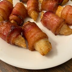 A picture of Bacon wrapped apple slices (cinnamon).