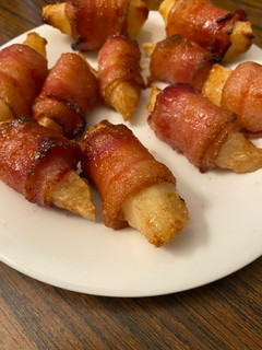 A picture of Bacon wrapped apple slices (cinnamon).