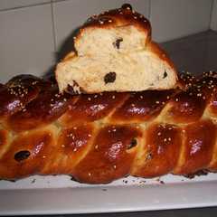Una foto de Pan de leche y pasas trenzado