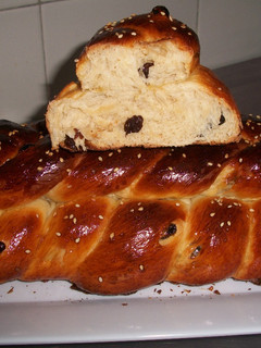 Una foto de Pan de leche y pasas trenzado