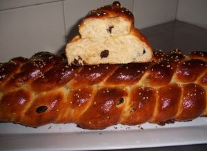 Una foto de Pan de leche y pasas trenzado