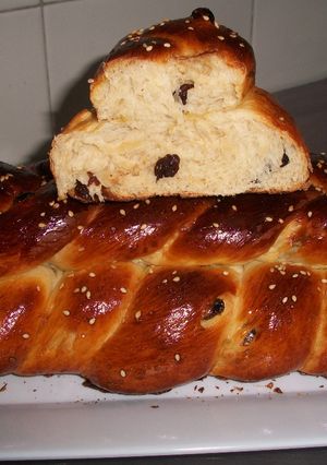 Una foto de Pan de leche y pasas trenzado