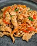 Лапша удон с курицей и овощами в соусе терияки