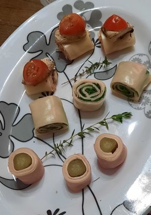 Una foto de Roll de fiambres y vegetales (rollitos)