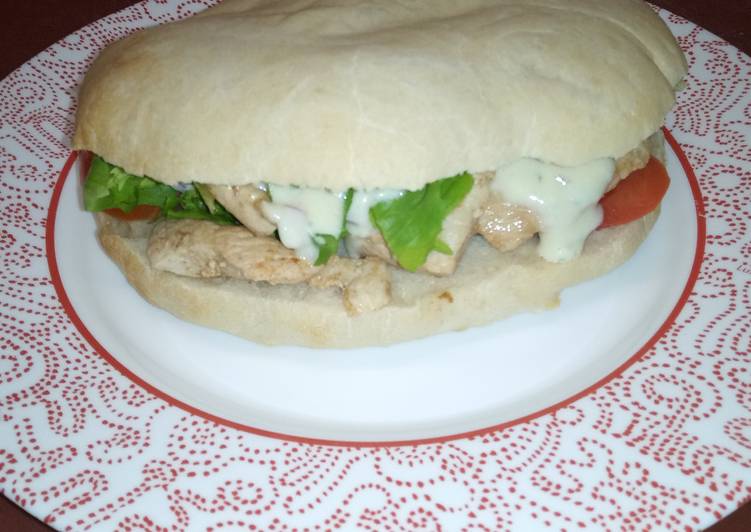 Kebab au poulet crudités sauce yaourt