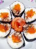 Sushi tuna teriyaki dengan telur ikan dan sashimi