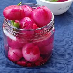 A picture of White Wine Vinegar Onion Pickle.