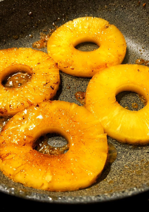 Una foto de Piña salteada con coco