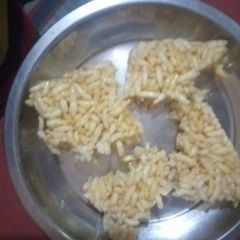 A picture of Murmura chikki.