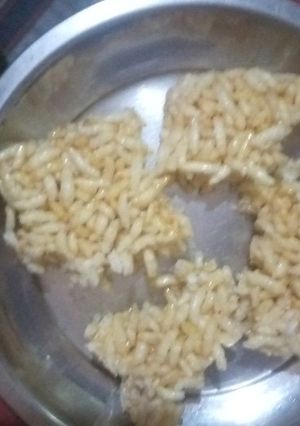 A picture of Murmura chikki.