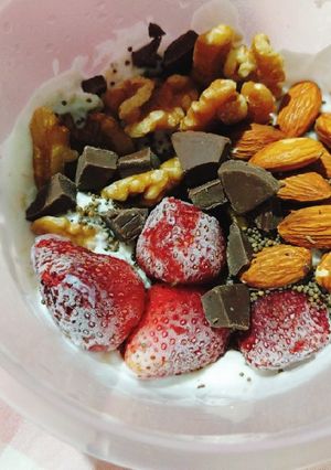 รูปของ Overnight Oatmeal: ธัญพืช สตรอว์เบอร์รี่ ช็อกโกแลต แบบไม่อ้วน