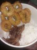 Rabas con arroz y cebollas