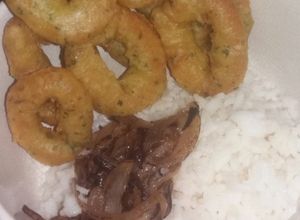 Una foto de Rabas con arroz y cebollas