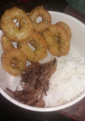 Una foto de Rabas con arroz y cebollas