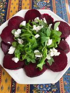 Una foto de Ensalada remolacha con queso de cabra