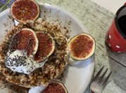 Una foto di yogurt e fichi