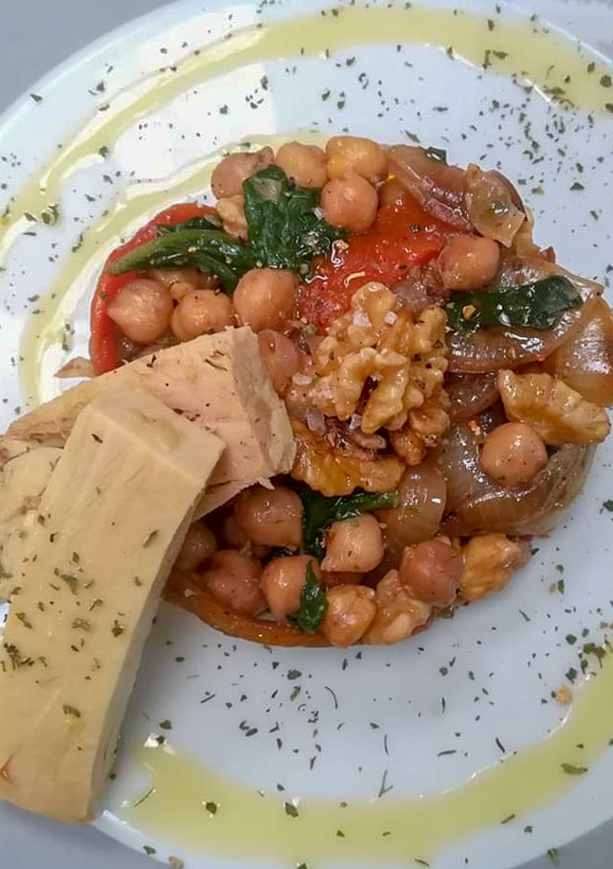 Una foto de Ensalada templada de garbanzos