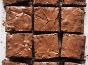Una foto de brownies con cacao en freidora de aire