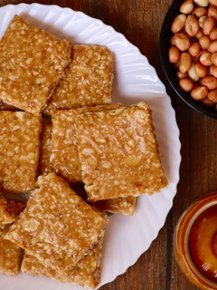 સીંગ ની ચીકી (Sing Chiki Recipe In Gujarati) રેસીપી મુખ્ય ફોટો
