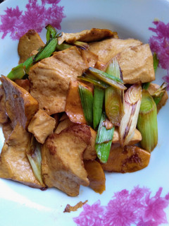 醬燒蒜苗豆干(低醣生酮餐)(家常菜)(簡單料理)(清冰箱料理) 的食譜成品照片
