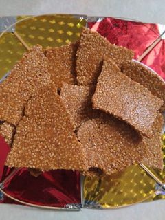 તલની ચીકી (Til Chiki Recipe In Gujarati) રેસીપી મુખ્ય ફોટો