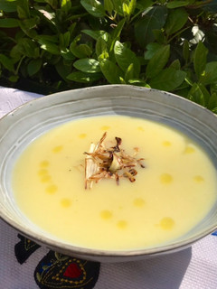 Una foto de Vichyssoise con crujiente de puerro