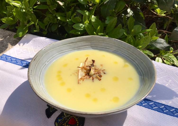 Vichyssoise con crujiente de puerro