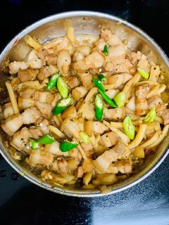Hình của món Thịt kho nước dừa.