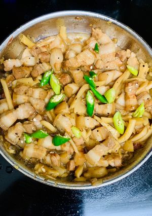 Hình của món Thịt kho nước dừa.