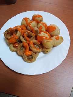 Una foto de Calamares fritos con papas arrugás y mojo de pimiento