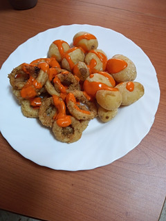 Una foto de Calamares fritos con papas arrugás y mojo de pimiento