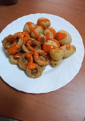 Foto principal de Calamares fritos con papas arrugás y mojo de pimiento