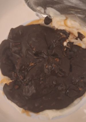 A picture of Greek yogurt dessert, Snickers.