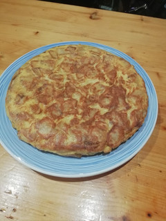Una foto de Tortilla de patatas con jamón York y queso