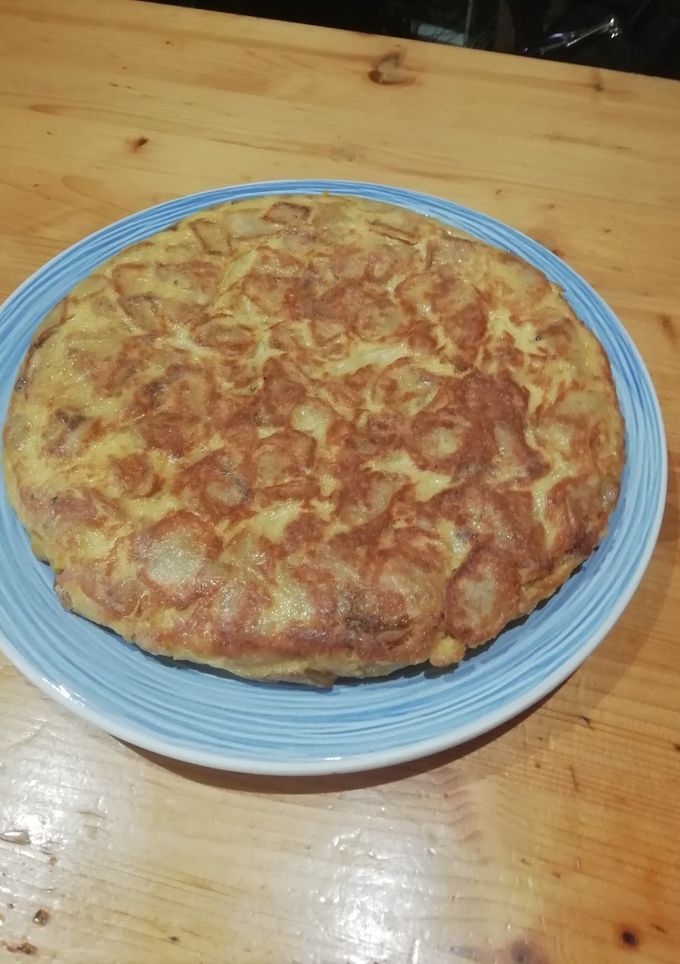 Una foto de Tortilla de patatas con jamón York y queso