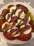 Ensalada de tomate, queso fresco y anchoas