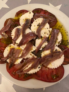Una foto de Ensalada de tomate, queso fresco y anchoas