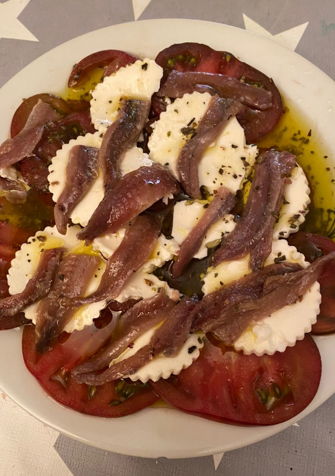 Una foto de Ensalada de tomate, queso fresco y anchoas