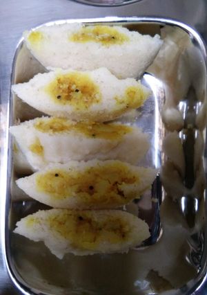 A picture of Stuffed idli.