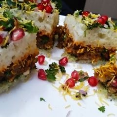 A picture of Dhokla dabeli sandwich.