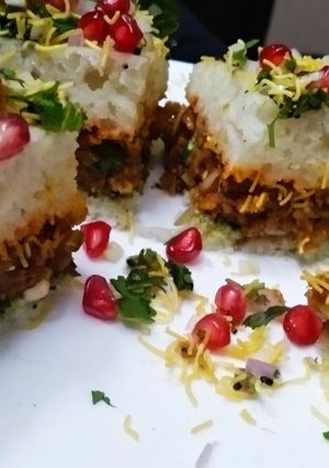 A picture of Dhokla dabeli sandwich.