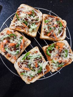 બ્રેડ પીઝા (Bread Pizza Recipe In Gujarati) રેસીપી મુખ્ય ફોટો