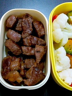 #手做便當#雪花骰子牛+燙什錦蔬菜+小番茄。 的食譜成品照片