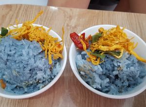 Hình của món Xôi đậu biếc ăn với khô gà lá chanh nấu bằng nồi cơm điện.