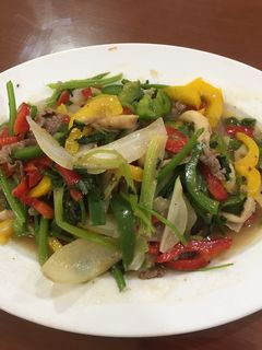 Hình của món Thịt bò xào cần tây và ớt chuông.