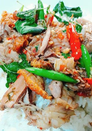 รูปของ ผัดกระเพราสองหมู(หมูกรอบกับขาหมู)