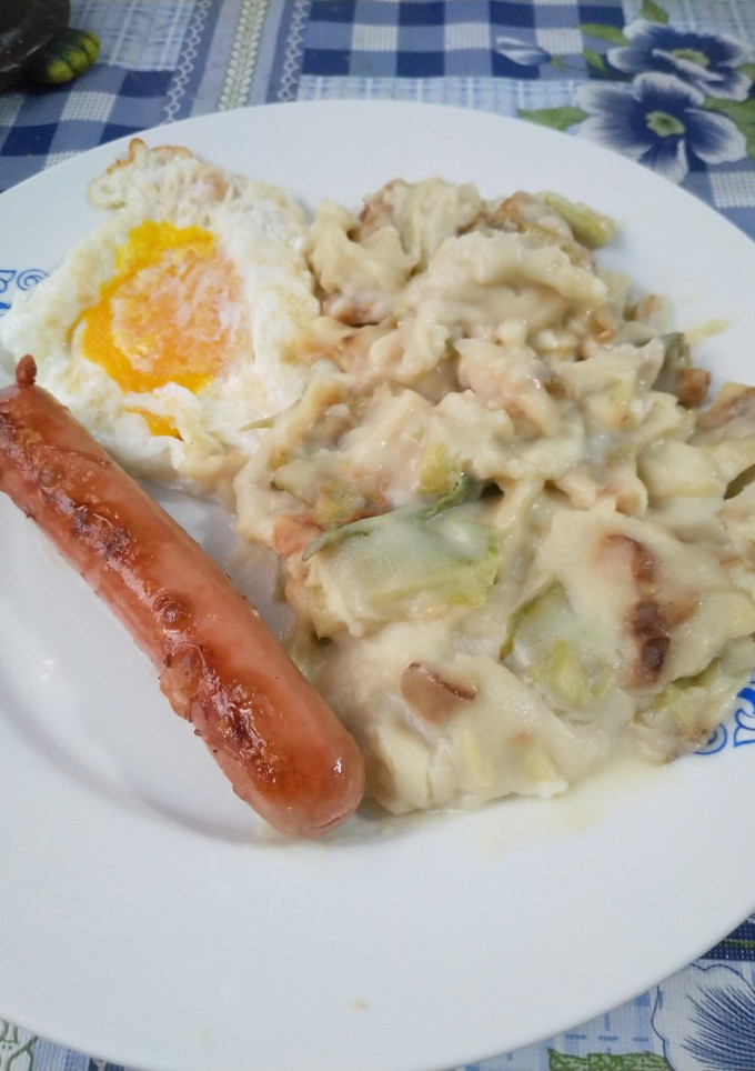 Una foto de Repollo con puré de patata y salchichas